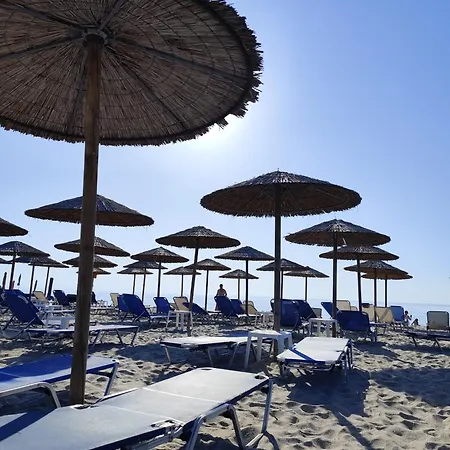 Sandra Beachfront - Pool, Bar And Olympus View Daire Korinós