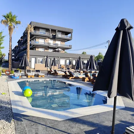 Daire Sandra Beachfront - Pool, Bar And Olympus View